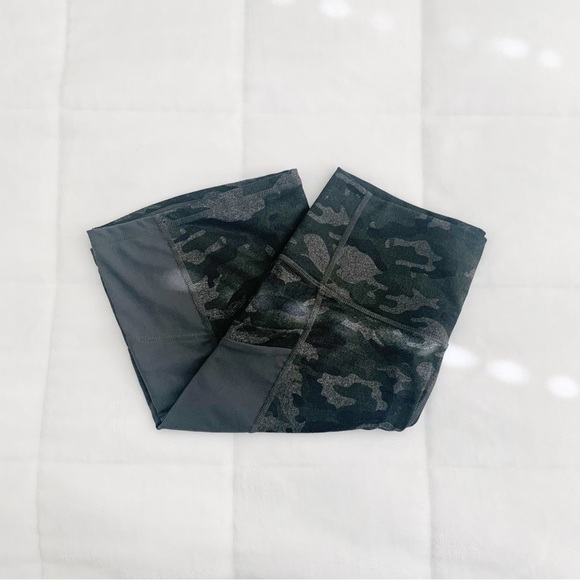 LIKE NEW! FABLETICS! CAMOUFLAGE PATTERN DARK GRAY/BLACK BIKER SHORTS! - Picture 6 of 6